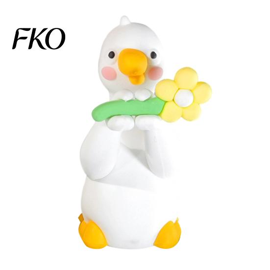 Small Space Decoration Resin Duck Decor for Desk Car Dashboard TV Monitor, Mini Colorful Figurine Figurine, Cute Holding Flower Ornament, Playful Gift