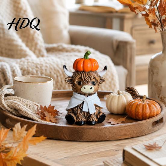 Herbst Heimdeko Niedliche Sitzende Hochlandkuh Kürbis Figur, Harz Statue Ornament Tierstatuen für Ernte Dekoration, Herbst mehrstöckiges Tablett Tischplatte