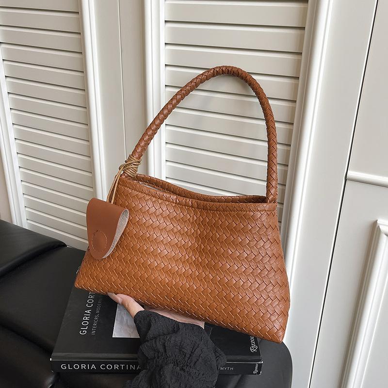 

Large capacity woven bag women s autumn and winter 2025 new niche design shoulder underarm bag retro work commuter bag коричневий