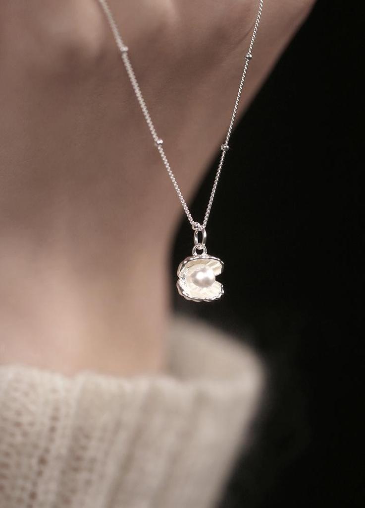 Elegant Shell Pearl Clavicle Necklace for Women - Simple, Versatile, and Fashionable Style.