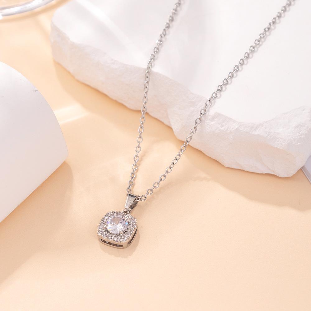

High-End Titanium Steel Heart Necklace - Niche Design & Non-Fading