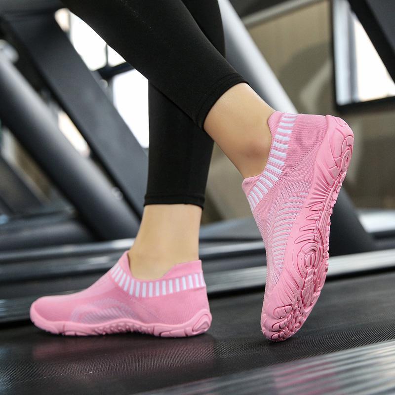 Yangi mashg'ulot fitnes ayollar arqonda sakrash erkaklar yalangoyoq yugurish yo'lkasi poyabzali yoga yopiq yumshoq taglik besh barmoqli velosiped