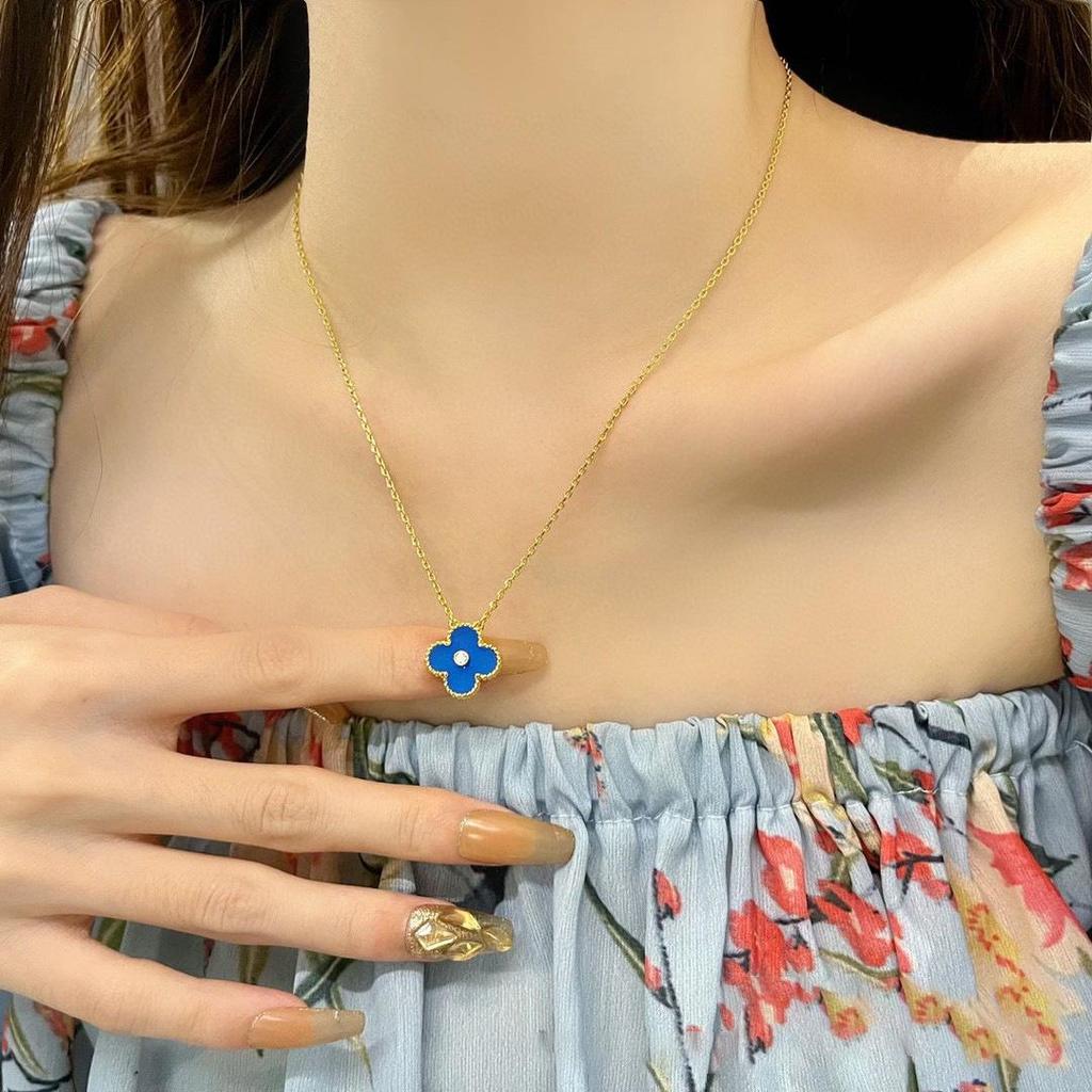 Collar de Trébol de Cuatro Hojas de Plata de Ley S925, Chapado en Oro con Nácar y Ágata sobre una Cadena Clavícula Cortada con Láser.