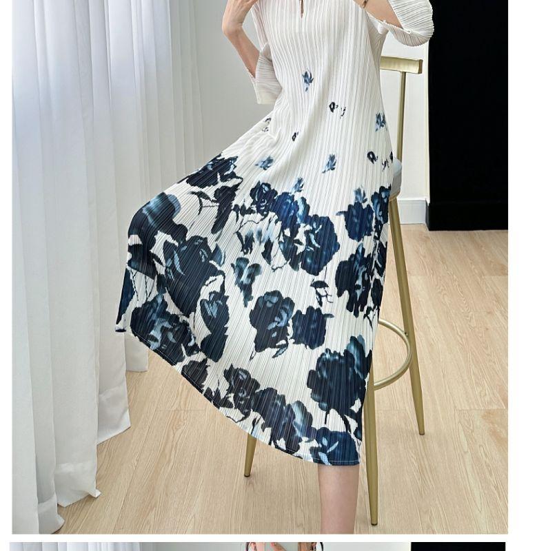 Minimalist printed dress temperament dress for women, high-end retro, comfortable and casual pleated skirt, summer new style