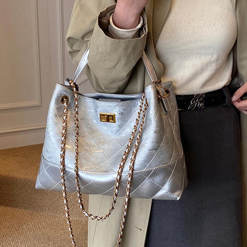 2025 New Diamond Checkered Chain Tote Bag Women's Fashion Versatile Light Luxury Crossbody Bag Large Capacity Commuter Shoulder Bag