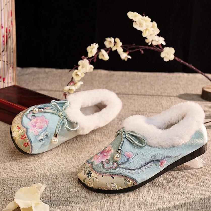 Autumn and Winter Retro Handmade Cloth Shoes, Women's Casual Embroidered Cotton Shoes, Women's Plus Velvet Winter Shoes, Plush Shoes