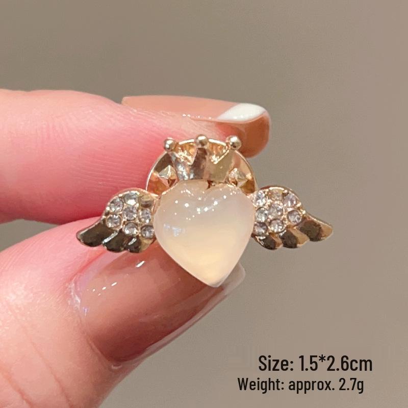 

Элегантная брошь-булавка в виде жемчужной бабочки – изысканный аксессуар для одежды