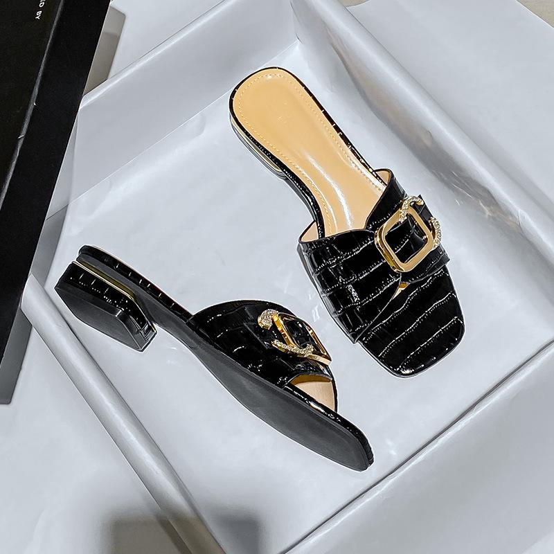 Móda 2024 léto dámská svrchní obuv pantofle britský styl kovová dekorace dámská ležérní obuv vysoký podpatek do práce a na chůzi 41-43