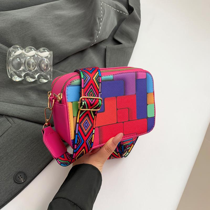 

Популярная в этом году модная маленькая свежая сумка в иностранном стиле для поездок на работу 2024 года, новая модная ретро-сумка-мессенджер, маленькая квадратная женская сумка розы красного