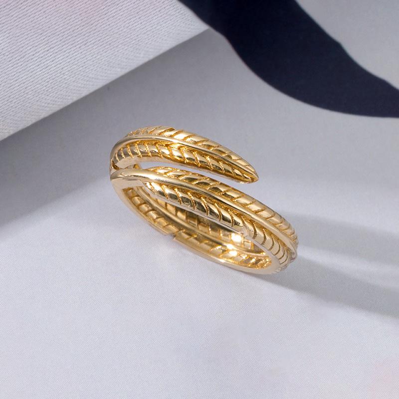 

Elegant Retro Feather Ring: Gold-Plated s925 Sterling Silver for Women Adjustable