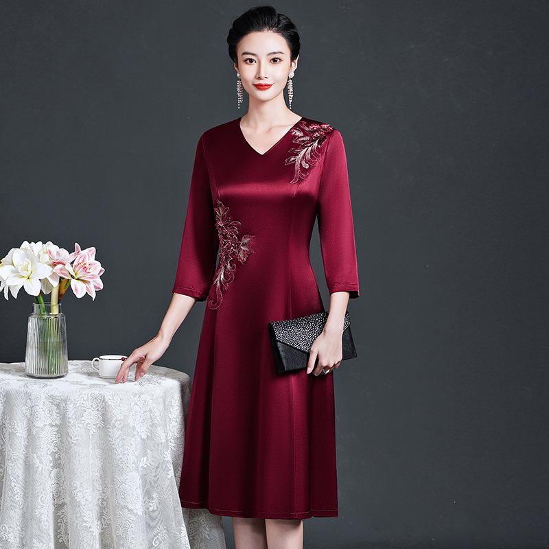 Elegant Autumn 2025 Acetate Dress for Mother-in-Law's Wedding Banquet - Stylish Large Hem Evening Gown