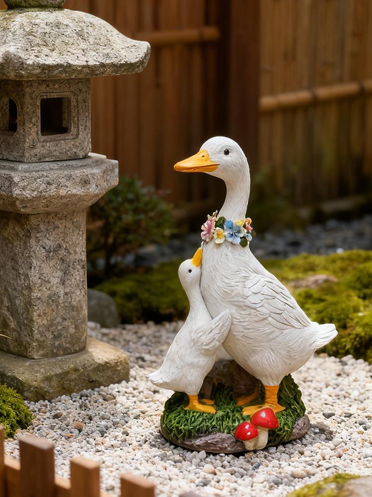 Goose Statue Outdoor Solar-Powered Resin Outdoor Figurine Patio Animal Sculpture for Homeowners Gardeners Collectors Lawn Patio