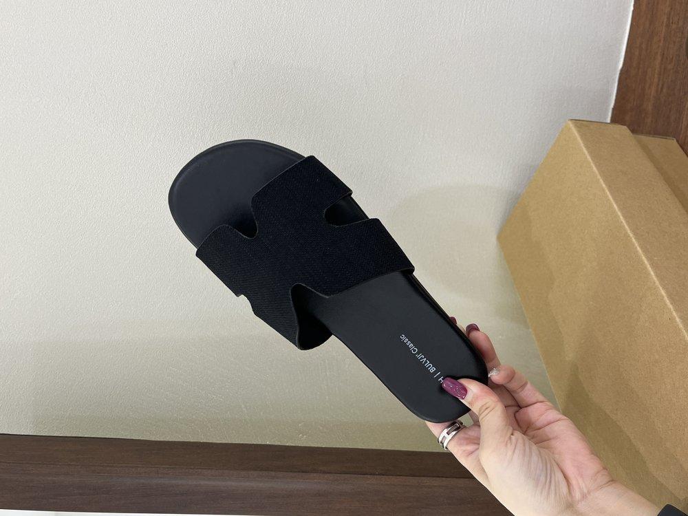 One-word slippers, fashionable and versatile flat-bottomed tourist beach 2025 summer new seaside simple and cool slippers