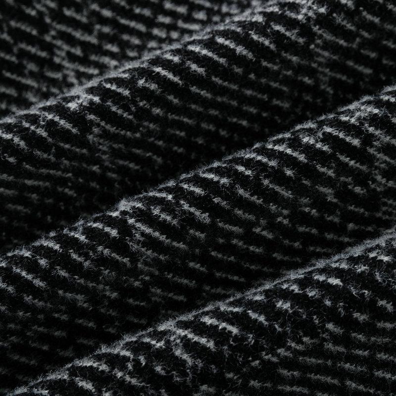 Pánský vlněný kabát klasického stylu s kostkovaným vzorem v tmavě šedé a světle šedé barvě, měkký a hřejivý svrchník na zimu a podzim