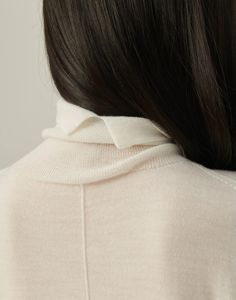 Beiseuseuledeu Lightweight Turtleneck Knit_White