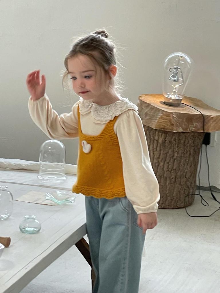 Toddler Korean Style Doll Collar Shirt, Knit Vest, and Bowknot Jeans Set for Girls (2025 Edition).