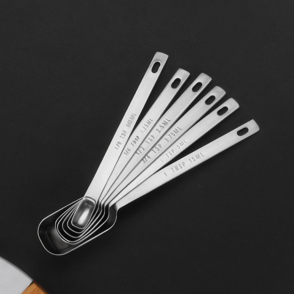 Sett med 6 måleskjeer i rustfritt stål for tørre og flytende ingredienser Nøyaktige måleskjeer Kjøkkenredskaper