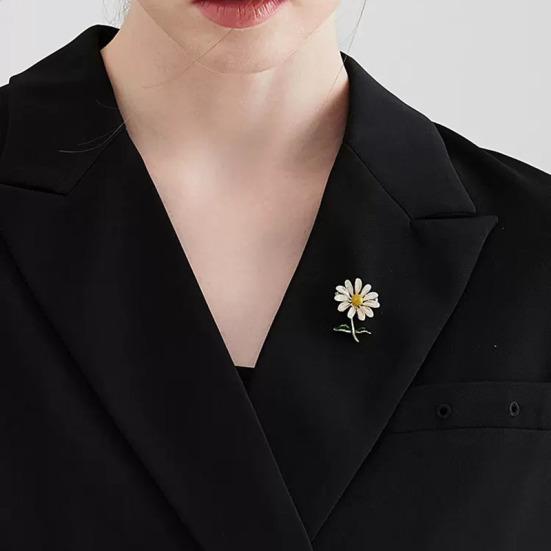 Liten tusenfryd blomsterbrosje