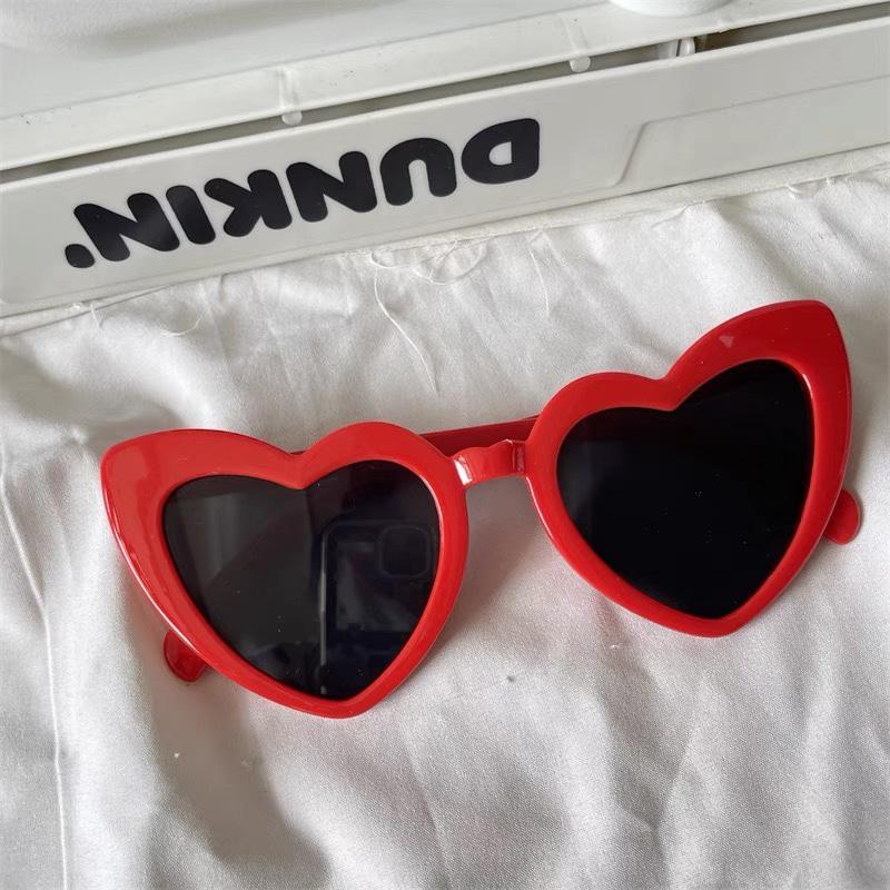 Fashionable Heart-Shaped Sunglasses Bold Eyewearfor Women Perfect for Festival Parties