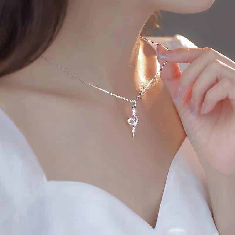 JWER Elegent Punk Rhinestone Snake Pendant Necklace Animal Crystal Necklace Trendy Female Birthday Party Gift Designer Jewelry