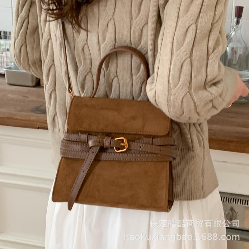 2025 New textured handbag, women's trendy fashion textured shoulder messenger bag, popular commuter small square bag