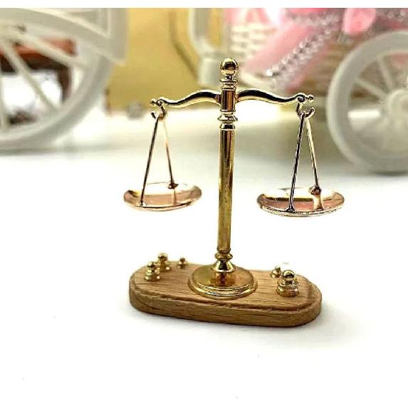 Leadigol Miniature Metal Vintage Balance Scale, 5.2x4.2x2cm Mini Balance Justice Law Scale Figurine, 1: 12 Scale Mini Simulation Justice Scale Model