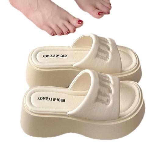The slope heel is heightened and versatile, the open-toed cool slippers are worn outside women's shoes in the summer of 2025, and the new small man ha