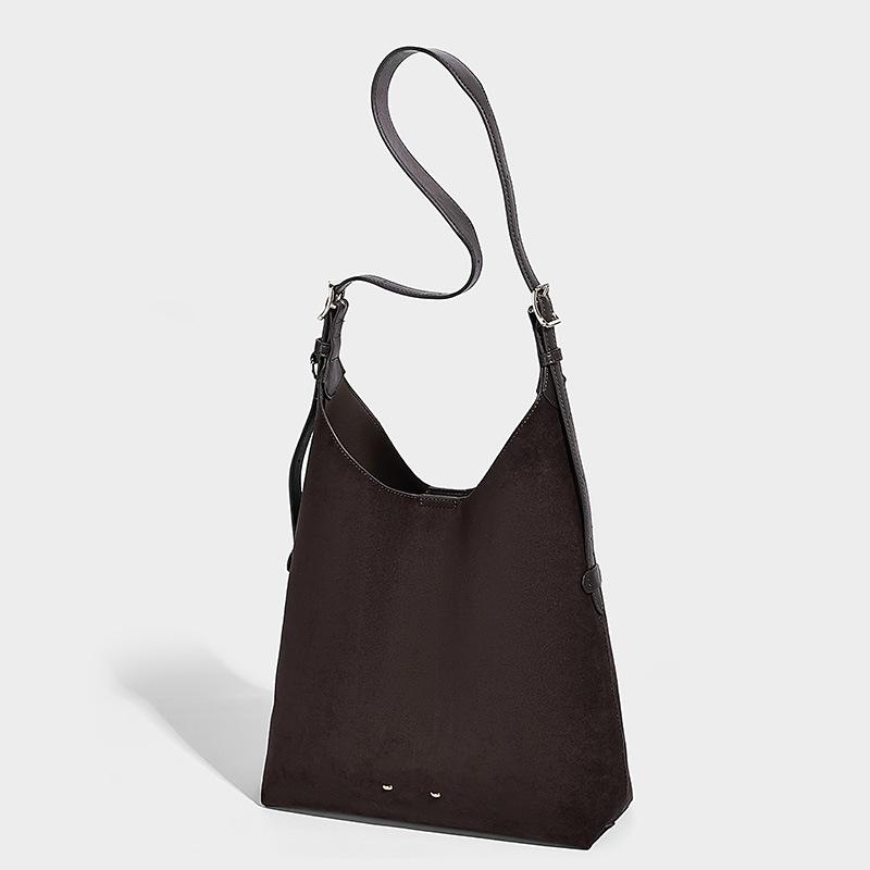 

Niche European and American Fashion Handbag 2025 Autumn Winter Fashion Retro Simple Shoulder Bag Simple Commuter Underarm Bag for Women Coffee Suede