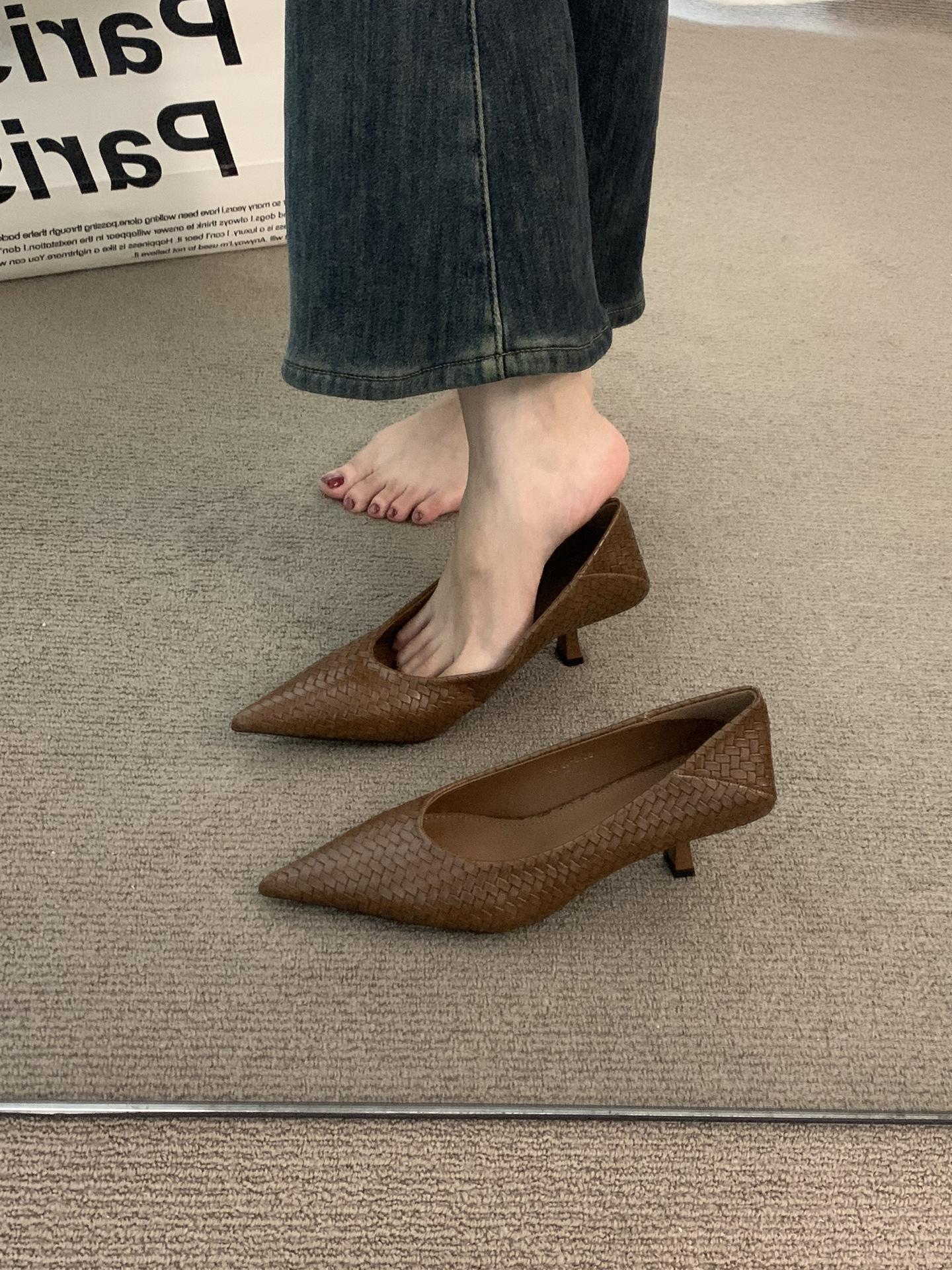 

Large size pointed single shoes women s spring new small heels temperament French stiletto women s shoes commuter low heels 34 темно-коричневого