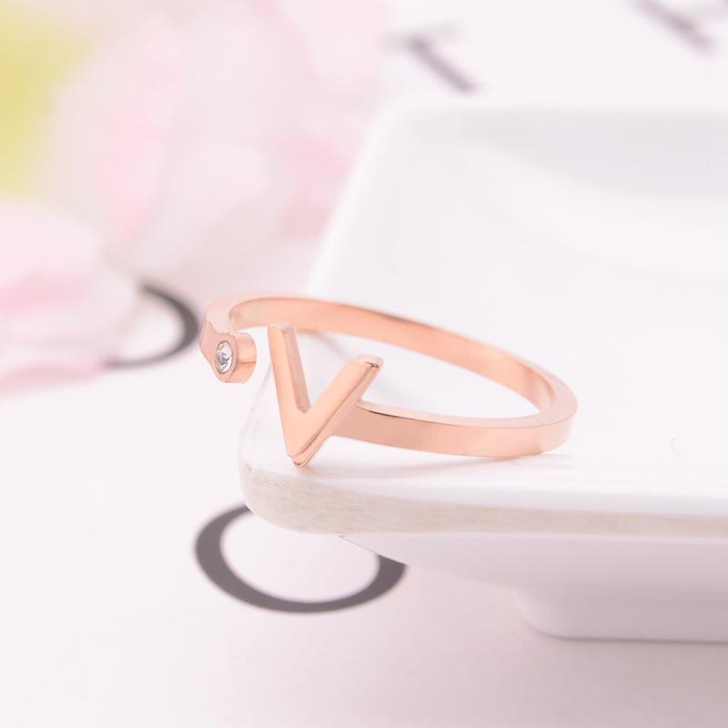 

V-образное кольцо из титановой стали цвета розового золота с бриллиантами Size 9 розового золота