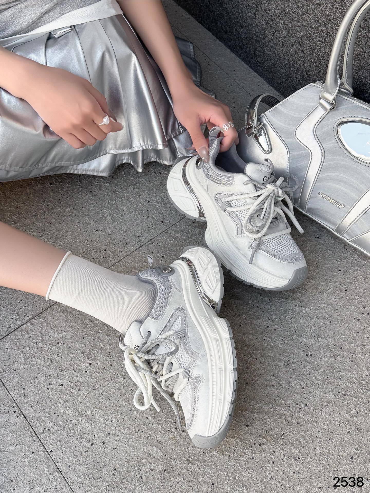 

белые кроссовки на толстой подошве со стразами женские 2025 весна и осень новые маленькие тонкие сетчатые дышащие повседневные кроссовки 40 белый