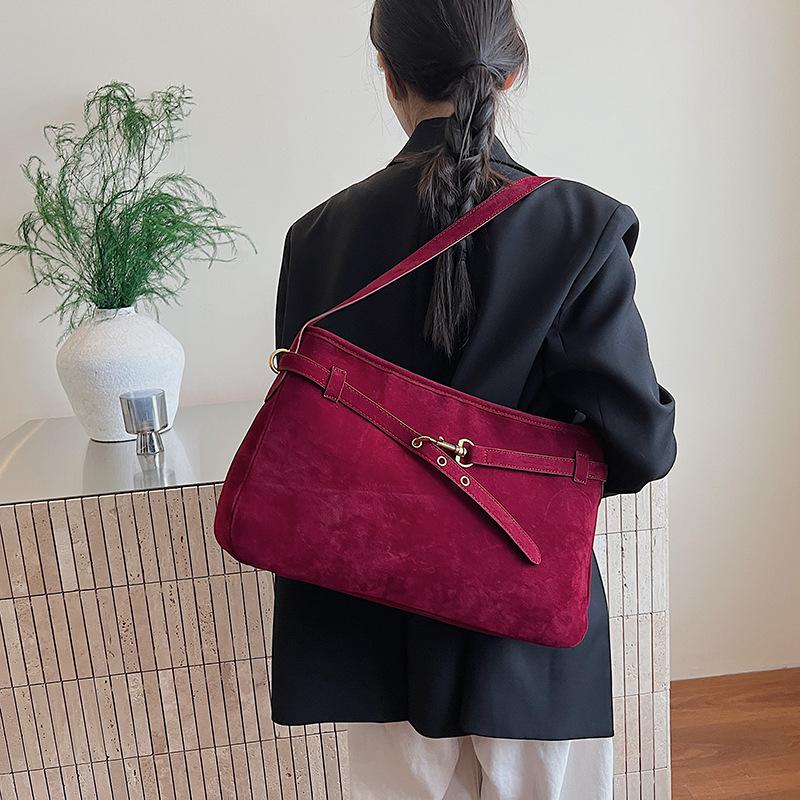 

Матовая ретро сумка женская большой вместимости 2025 новая осенне-зимняя универсальная на плечо подмышку повседневная рабочая сумка для поездок красный