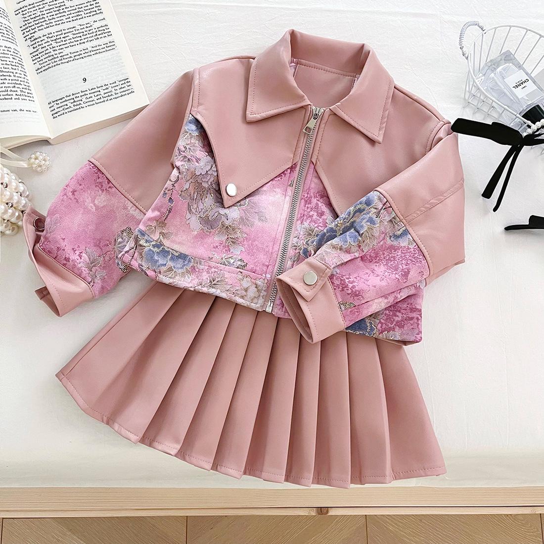 

Комплект кожаной куртки и плиссированной юбки для девочек 130cm