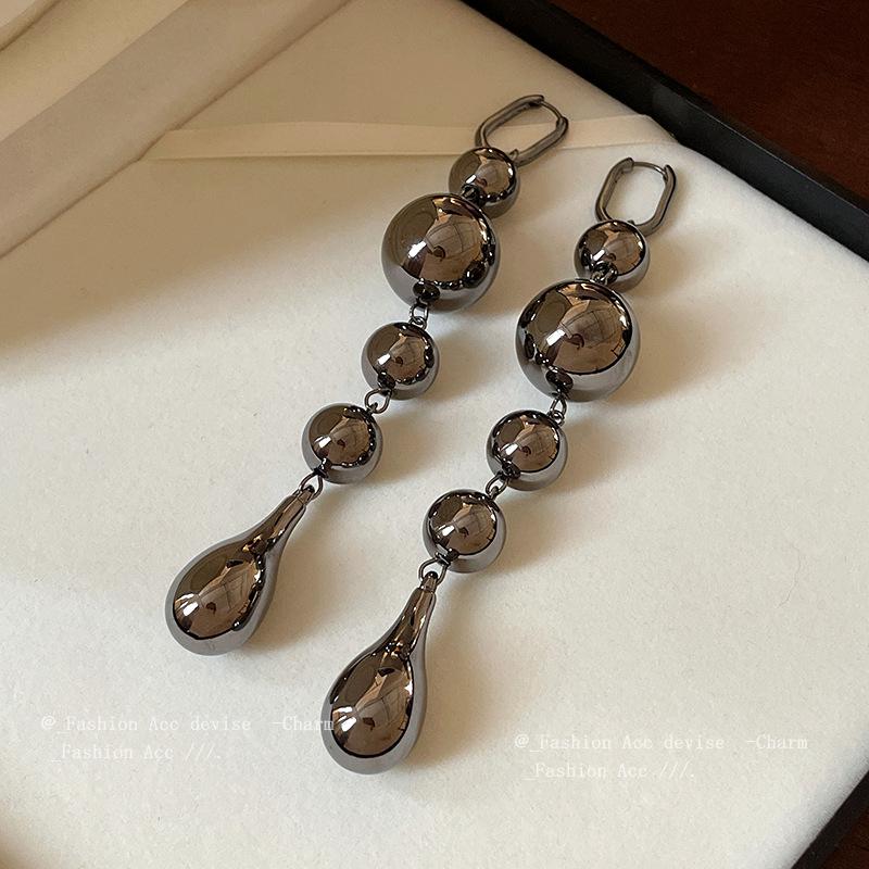 Exaggerated round water droplets, fringed ear buckles, European and American long earrings, a cold wind temperament earrings woman