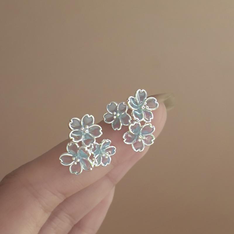 

Серьги-пусеты из смолы в виде цветка с серебряной иглой, милые и простые, высококлассные, универсальные, с нишевым темпераментом в стиле легкой роскоши