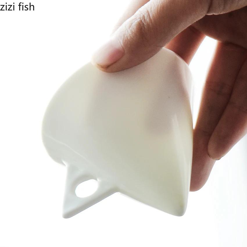 Zestaw filiżanki i spodka do włoskiego espresso 60 ml Unikalny kreatywny zestaw ceramicznych filiżanek do kawy dla pary Domowe białe filiżanki do herbaty Zestaw filiżanki i spodka Naczynia do kawy