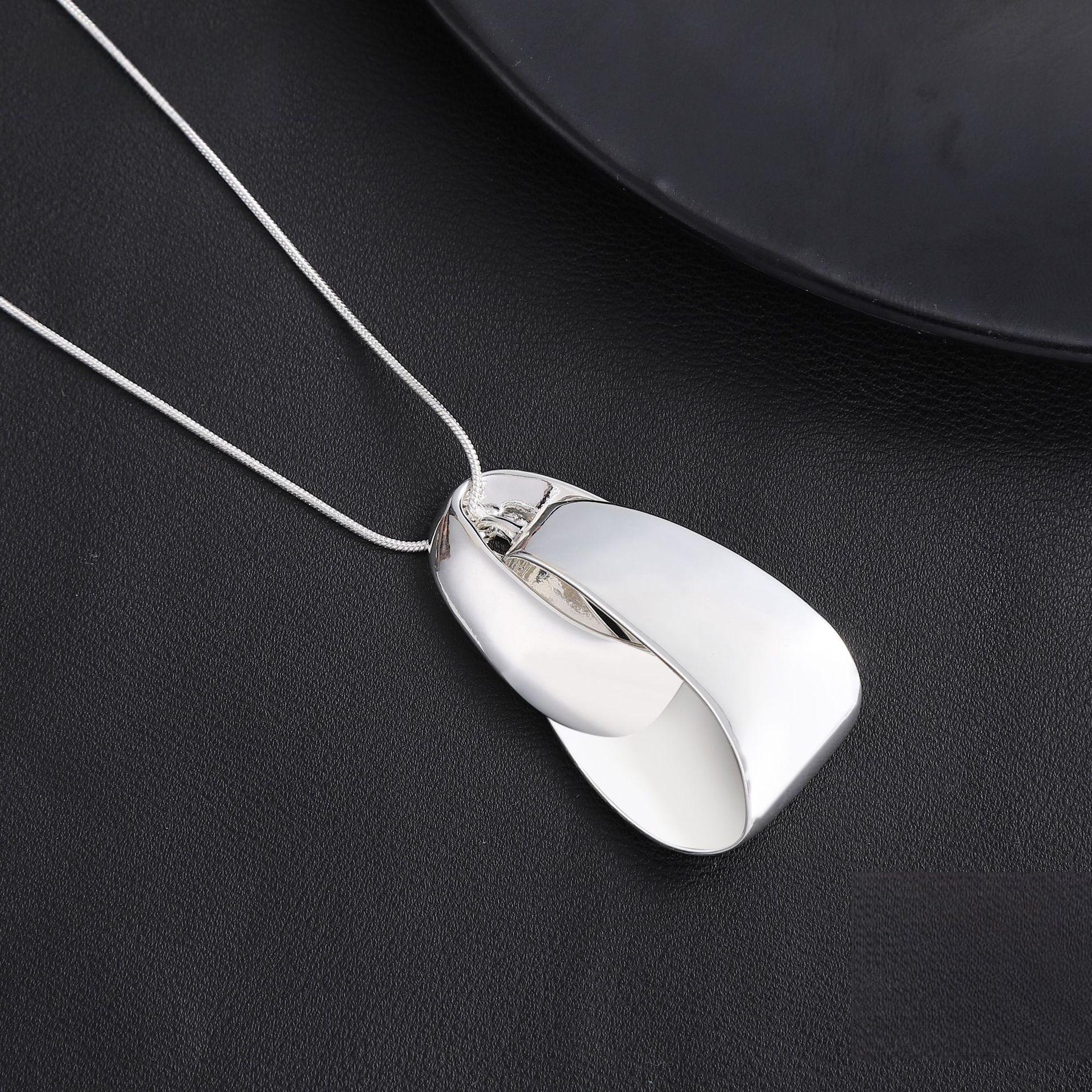 

Ожерелье с подвеской в виде неправильного геометрического круга серебряный