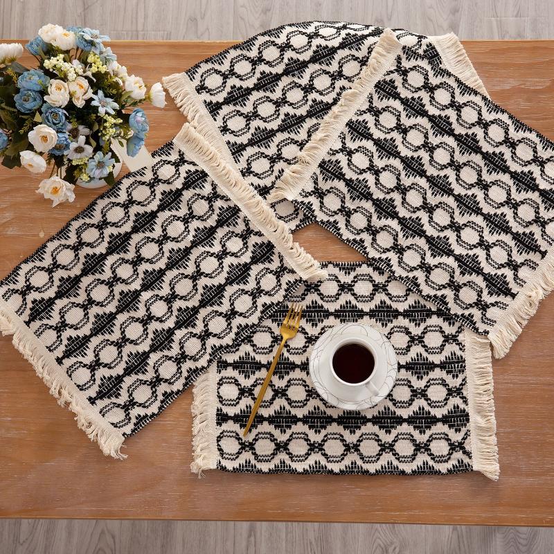 Látkové prostíráníTkané prostíráníStřapcové izolované prostíráníDvoubarevné patchworkové západní prostírání