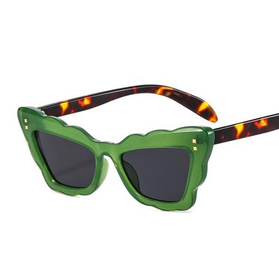 Lunettes de soleil pour femmes de haute qualité, nouvelles, populaires, œil de chat, monture à bord ondulé, verres rétro, UV400, tendance, Punk, rivets, Lunettes de soleil