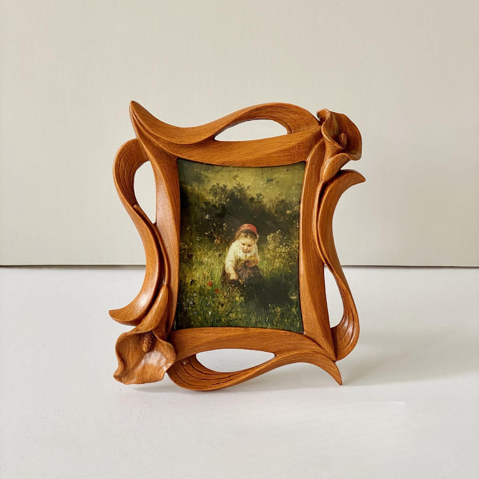 

European-style Lily Flower Display Frame Vintage Hanging Photo Frame for Creative Home Living Room or Office Decoration