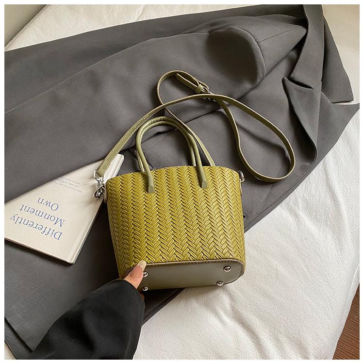 Women's Bag 2025 Autumn New Fashion Foreign Style Woven Shoulder Messenger Bag Large Capacity Commuter Bucket Bag Small Square Bag