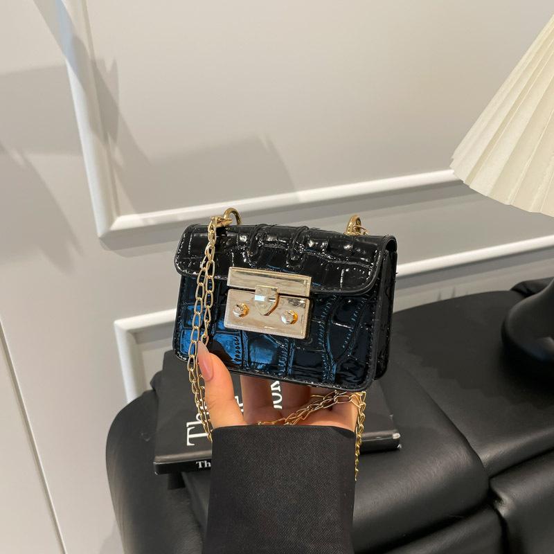 

Модный тренд простая и универсальная мини-квадратная сумка женская новая летняя текстурная маленькая сумка нишевая сумка-мессенджер чёрный