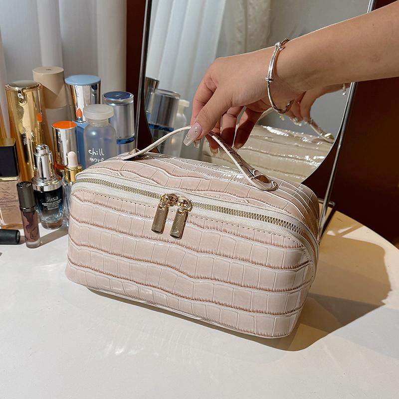 

2024 New Soft Leather High-End Crocodile Pattern Makeup Bag Travel Popular Cosmetic Storage Bag Luxury Feelings Toiletry Bag грязно-белый