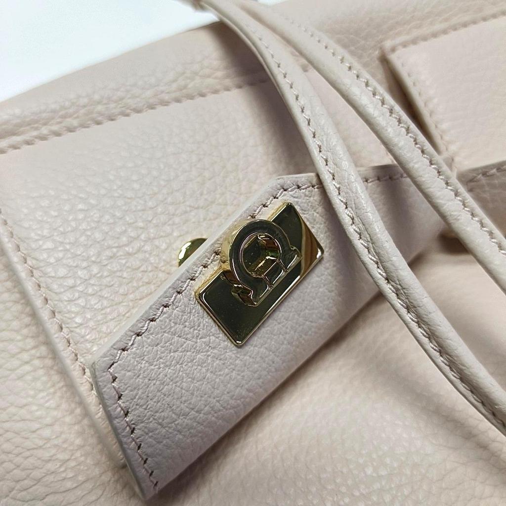 [Pre-Owned] Hug Metal Buckle Leather Bucket Handbag - Very Good #7D3I86