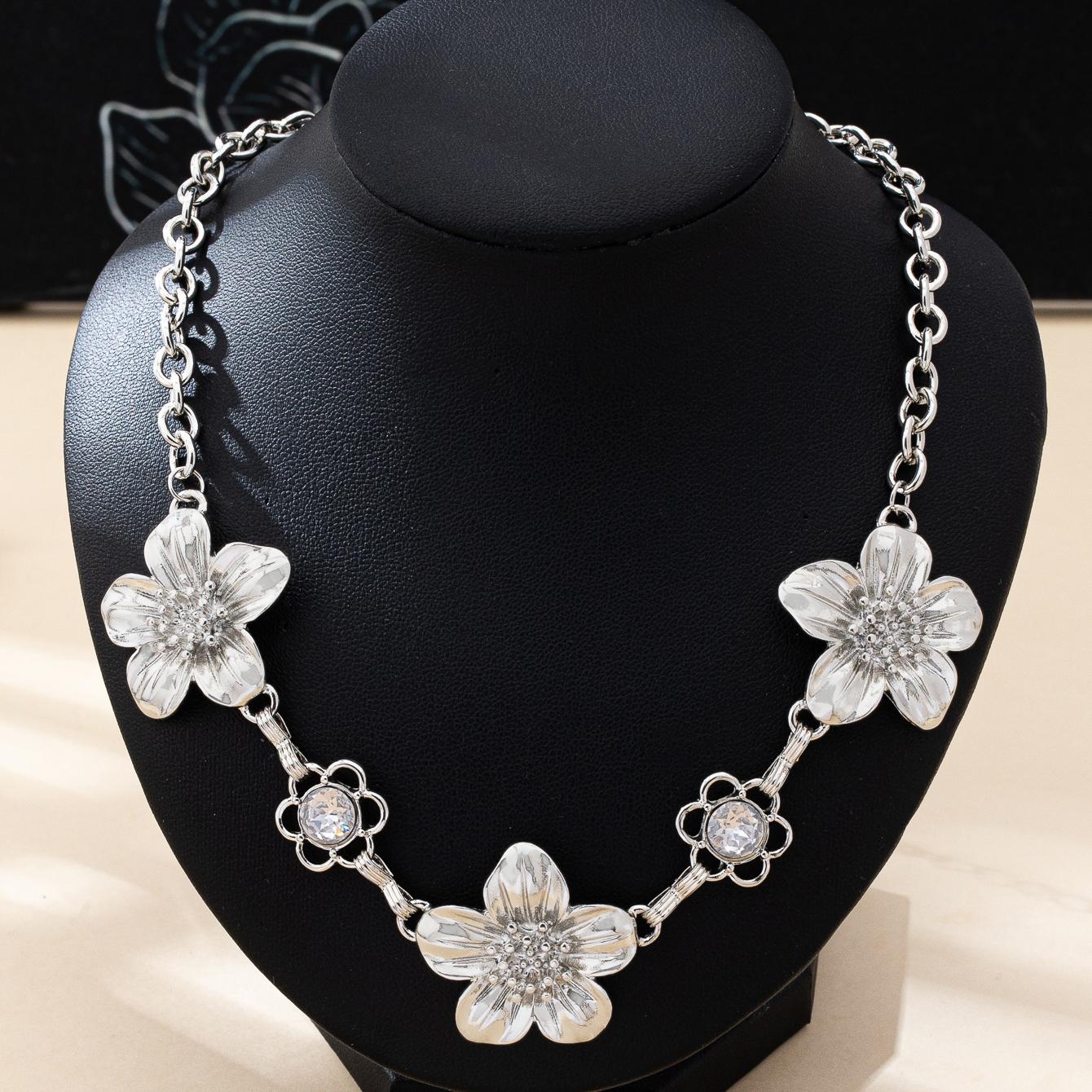 

Women s Necklace Simple Flower Shiny Necklace Suitable for Daily and Vacation Wear