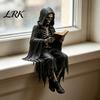 Zittend Magere Hein Model Gotische Dark Fantasy Figuur, Lezend Met Kap Standbeeld, Hars Skelet Standbeeld Halloween Figuurtje voor Boekenkast Huisdecoratie