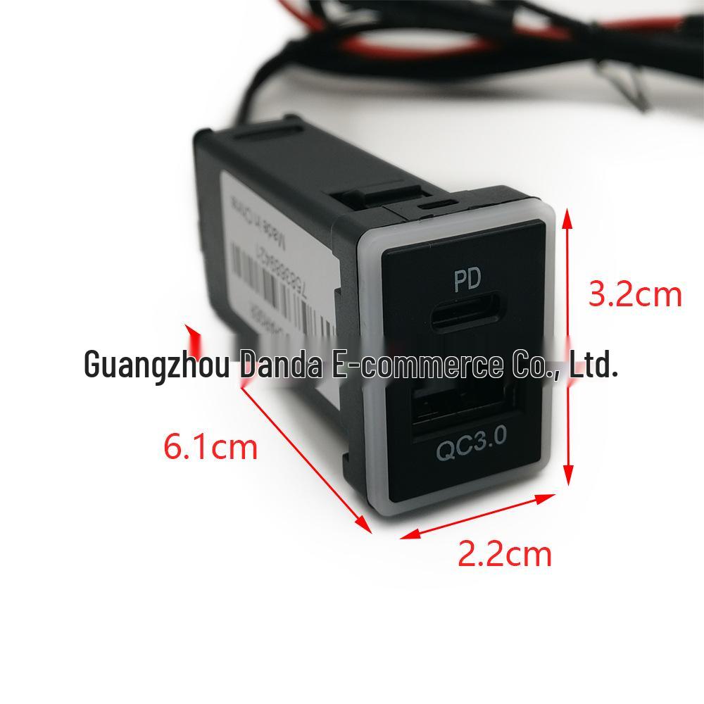 Toyota QC3.0 USB+PD Dual-Port Autoladegerät mit blauer Hintergrundbeleuchtung und Sicherungskasten-Stromversorgung.