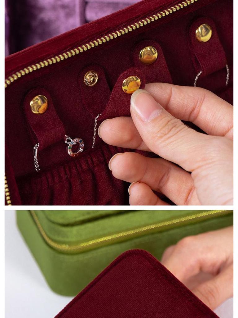 Czerwone aksamitne pudełko podróżne na biżuterię ze złotymi akcentami