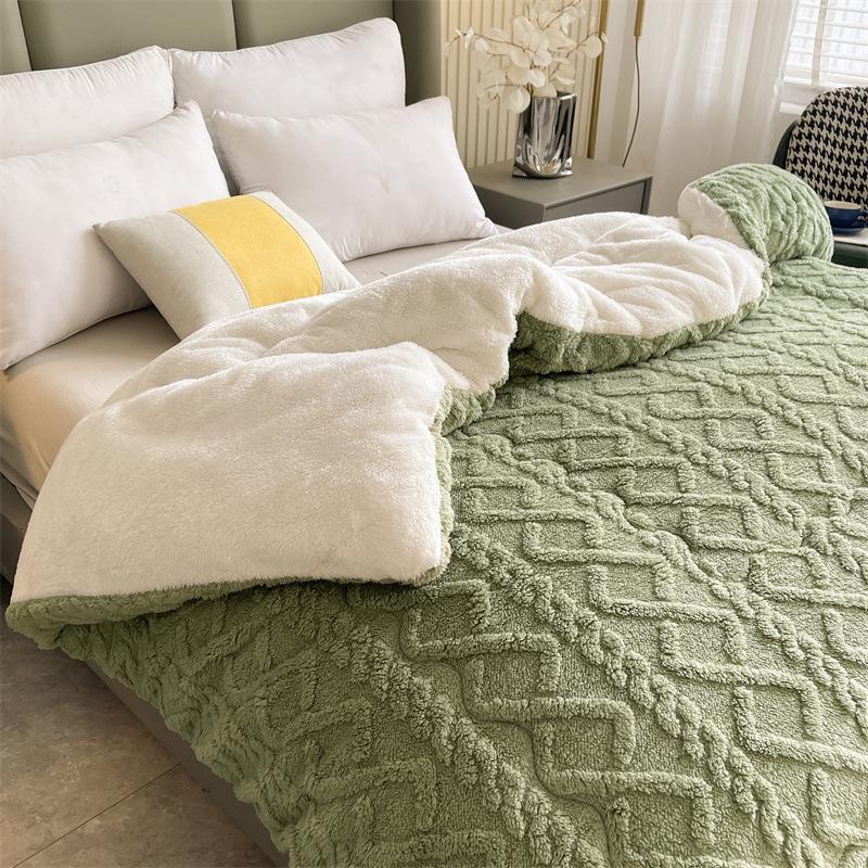 Thickened Lambswool & Milk Velvet Quilt - Cozy Winter & Versatile Spring/Fall Blanket for Twin or Dorm Use
