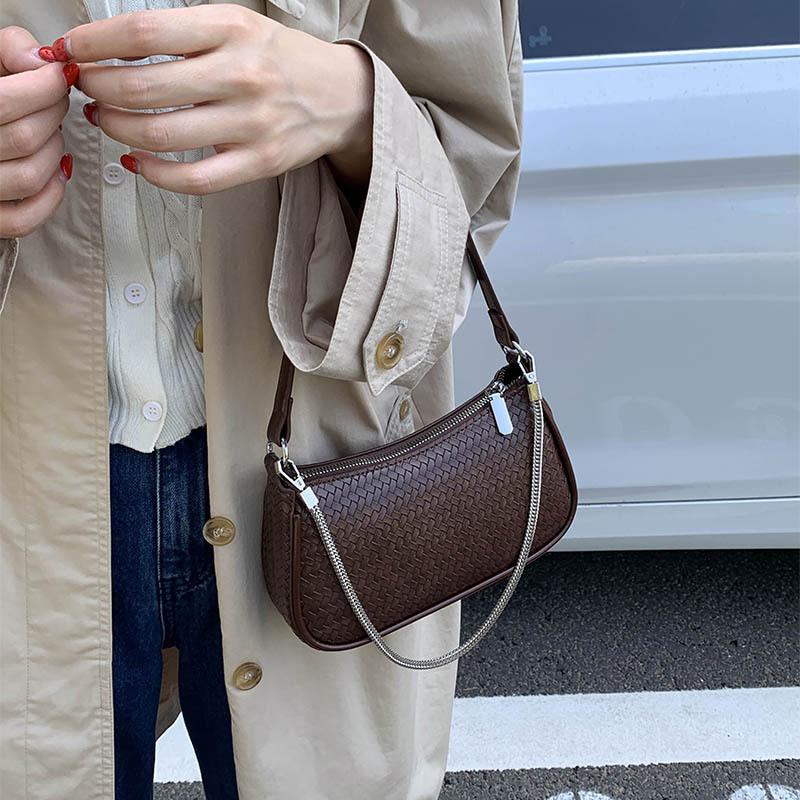 Premium Texture Small Bag Women's 2025 New Autumn and Winter Versatile Messenger Bag Fashion Super Fire Shoulder Armpit Small Square Bag